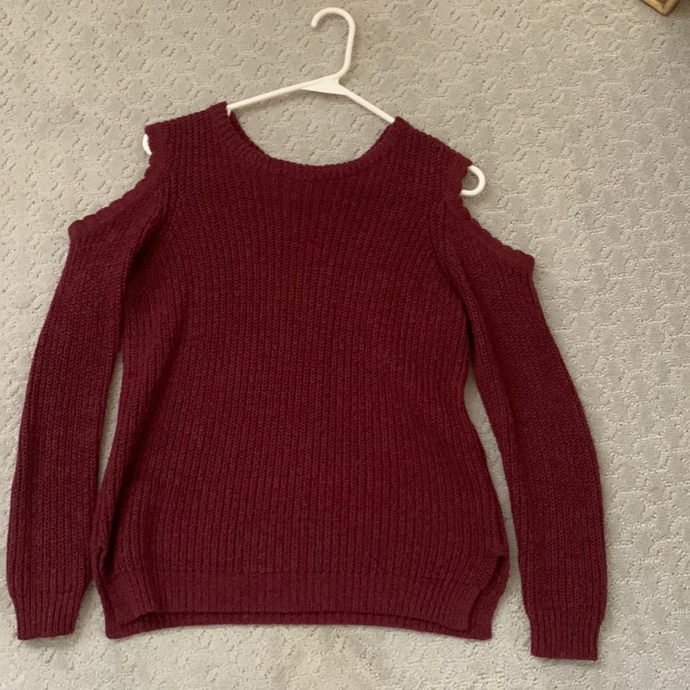 Alya cold shoulder sweater, wine color. Size small